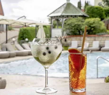 zwei Cocktails am Poolrand des Außenpools im Romantischer Winkel