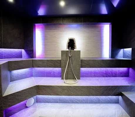 Edelstein im violett beleuchteten Dampfbad des Romantischer Winkel