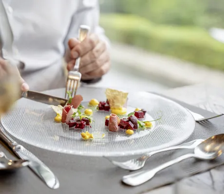 Gericht mit roter Bete auf Glasteller im Romantischer Winkel