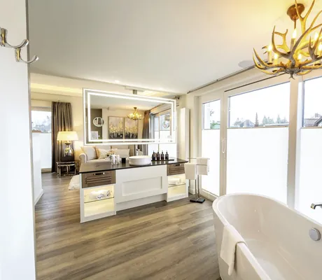 Penthouse im Romantischer Winkel mit freistehender Badewanne und Hirschgeweih-Lampe