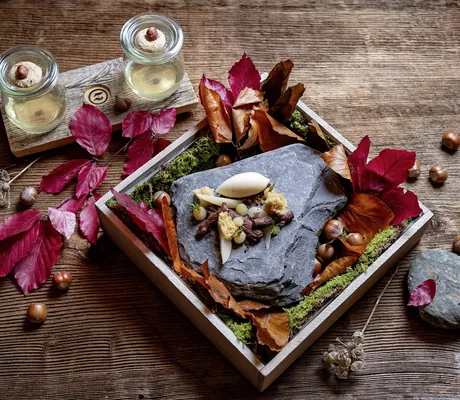 Gericht mit Nocken auf Schieferplatte in Holzkästchen im Salzano