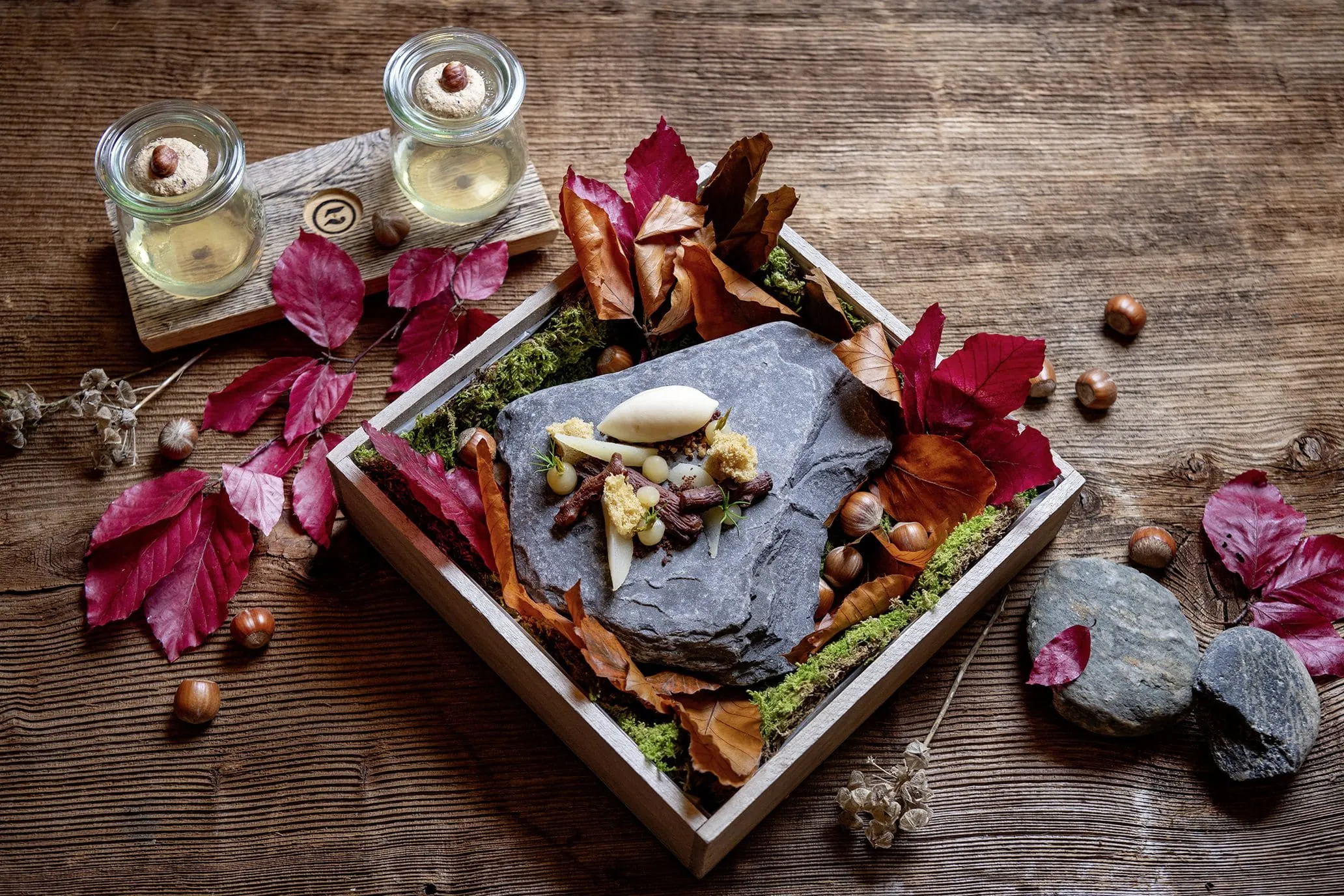Gericht mit Nocken auf Schieferplatte in Holzk&auml;stchen im Salzano