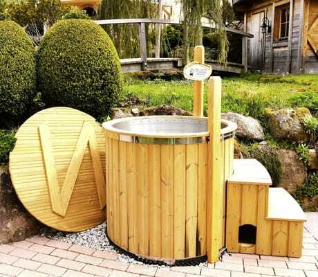 Tauchbecken aus Holz vor Holzbrücke im Garten des Wellnesshotel Tanne