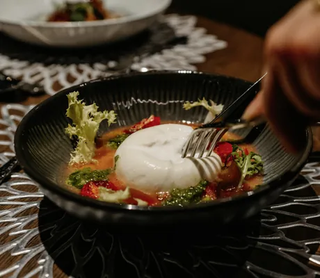 Burrata und Gemüse auf schwarzem Teller im Terentnerhof