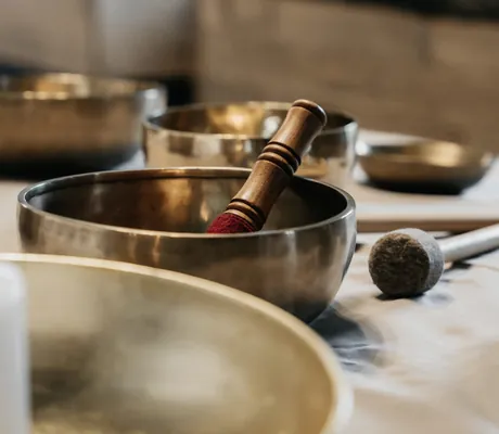 mehrere Klangschalen im Terentnerhof