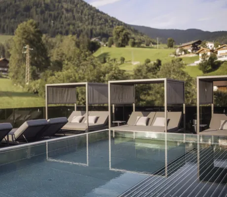Skypool im Terentnerhof mit Daybeds und Blick auf die Almen