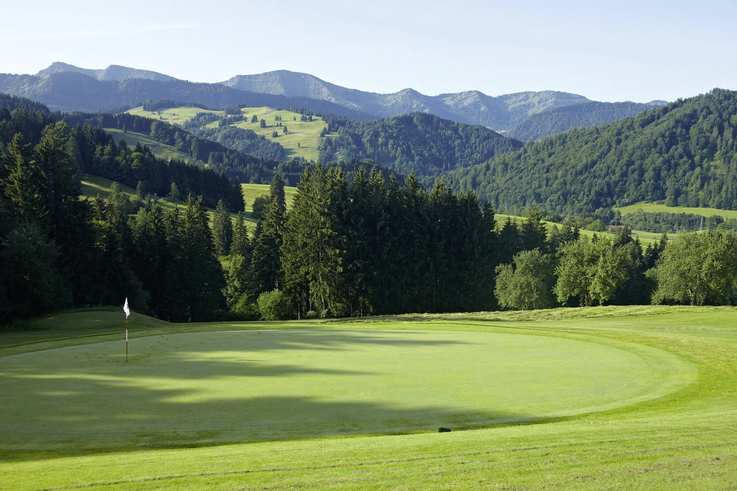 Golfplatz mit Blick auf die Allg&auml;uer Berge in Haubers Naturresort