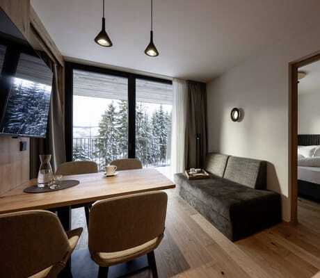 Blick in die neuen Eco Lodges des Adventure Family Hotel Maria mit getrenntem Wohn- und Schlafbereich