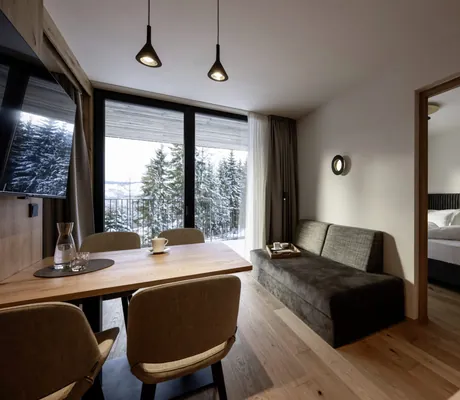 Blick in die neuen Eco Lodges des Adventure Family Hotel Maria mit getrenntem Wohn- und Schlafbereich