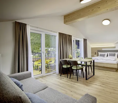 Appartement im neuen BergBuddies-Hotel mit offenem Wohn- und Schlafbereich, eingerichtet mit viel Holz