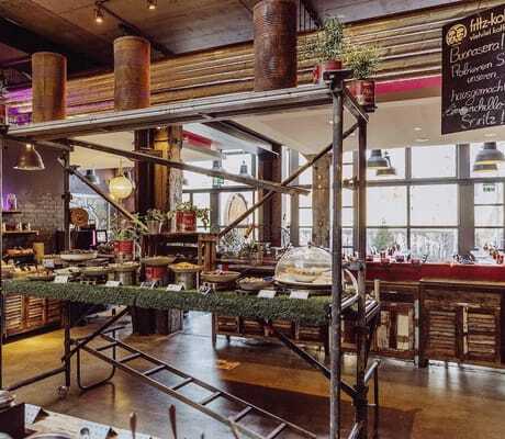 Buffet im Altes Stahlwerk aufgebaut auf Paletten und einem Gerüst