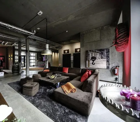 Lobbybereich Altes Stahlwerk mit Polsterecke und Industriehaken an der Decke