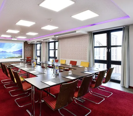 Besprechungsraum im Altes Stahlwerk mit Blockbestuhlung und rotem Teppich