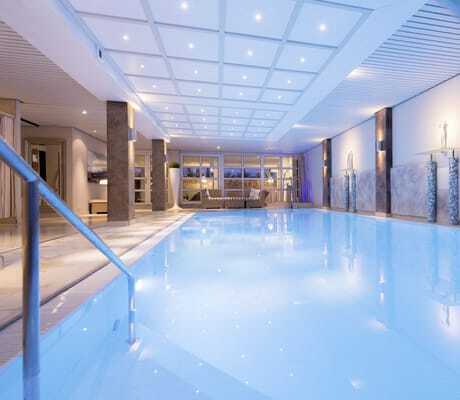 Indoorpool im Atrium Hotel Mainz mit blauen Mosaiksäulen und beleuchteter Decke