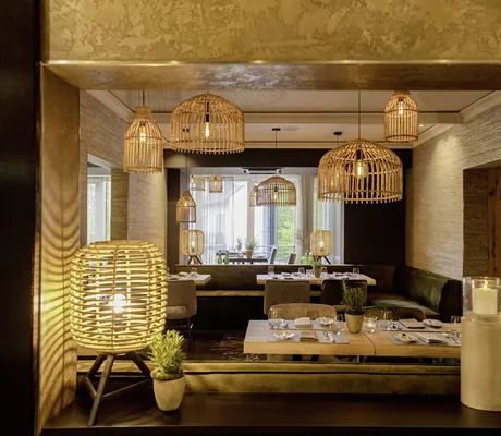 Blick ins Restaurant des Atrium Hotel Mainz mit Korbhängeleuchten und Korbstehlampen