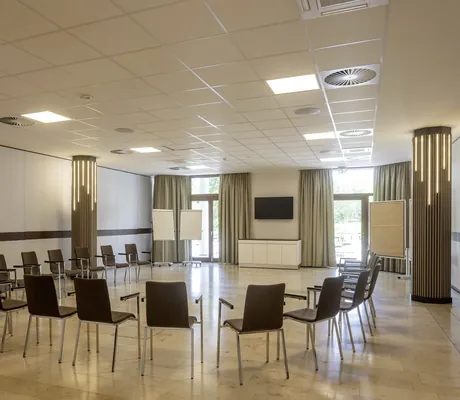 Stuhlkreis mit schwarzen Stühlen im großen Tagungsraum des Flair Park-Hotel Ilshofen
