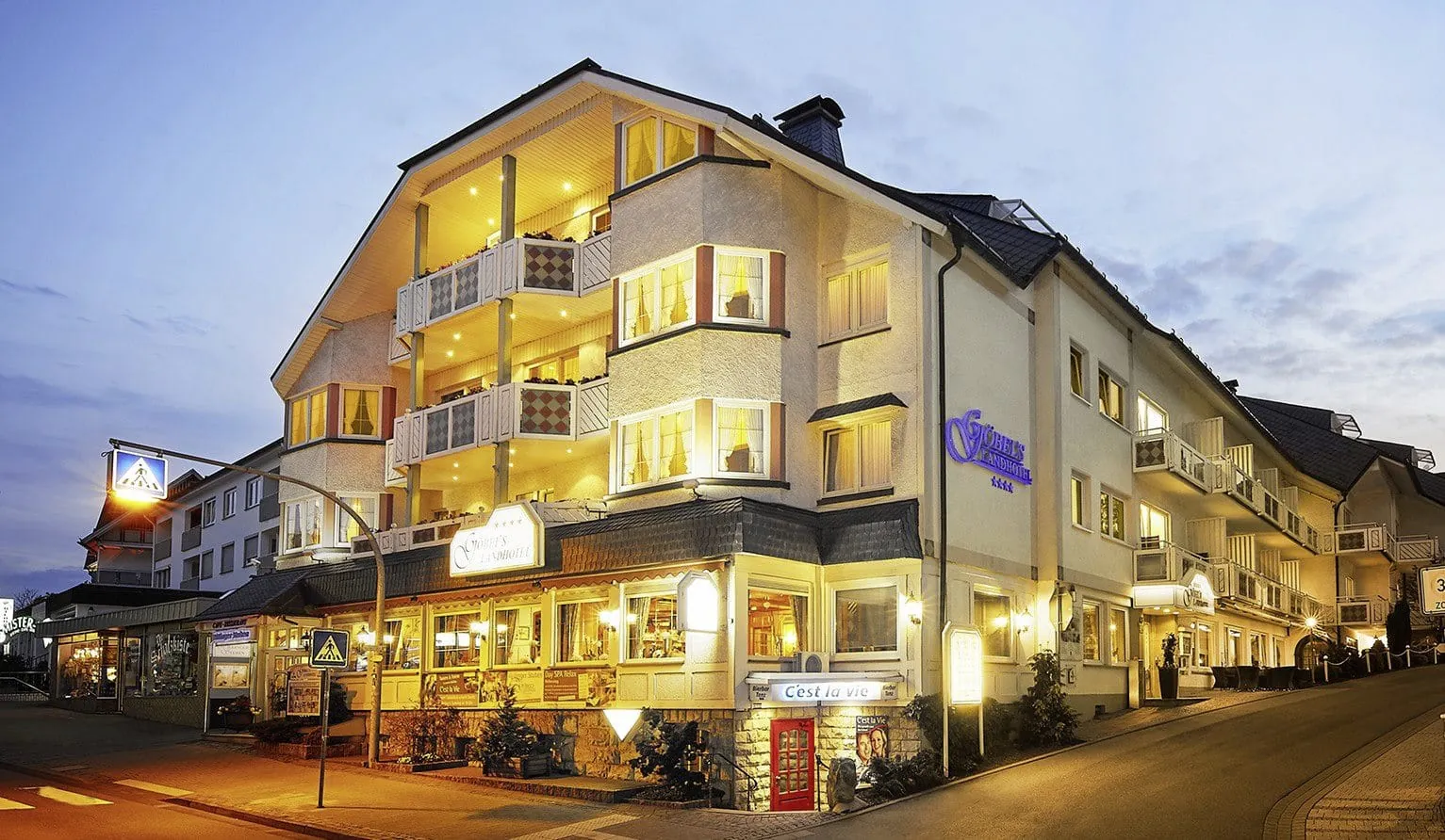 beleuchtete Fassade von Göbel's Landhotel von der Straße aus gesehen