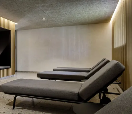 graue Ruheliegen im Ruheraum des Kloster Seeon vor Holznische