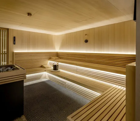 große Sauna mit beleuchteten Bänken und Aufgussofen im Kloster Seeon