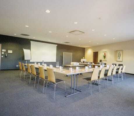 Gruppenraum in Blockbestuhlung und mit grauem Teppich im Panoramahotel Oberjoch