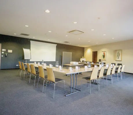 Gruppenraum in Blockbestuhlung und mit grauem Teppich im Panoramahotel Oberjoch