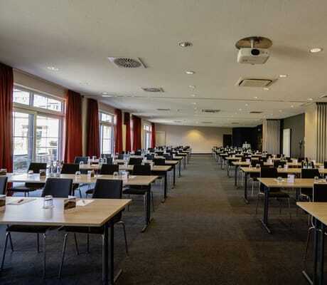 großer Tagungsraum in parlamentarischer Bestuhlung mit grauem Teppich im Panoramahotel Oberjoch