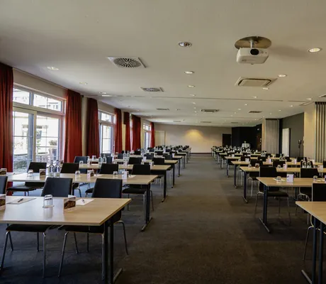 großer Tagungsraum in parlamentarischer Bestuhlung mit grauem Teppich im Panoramahotel Oberjoch