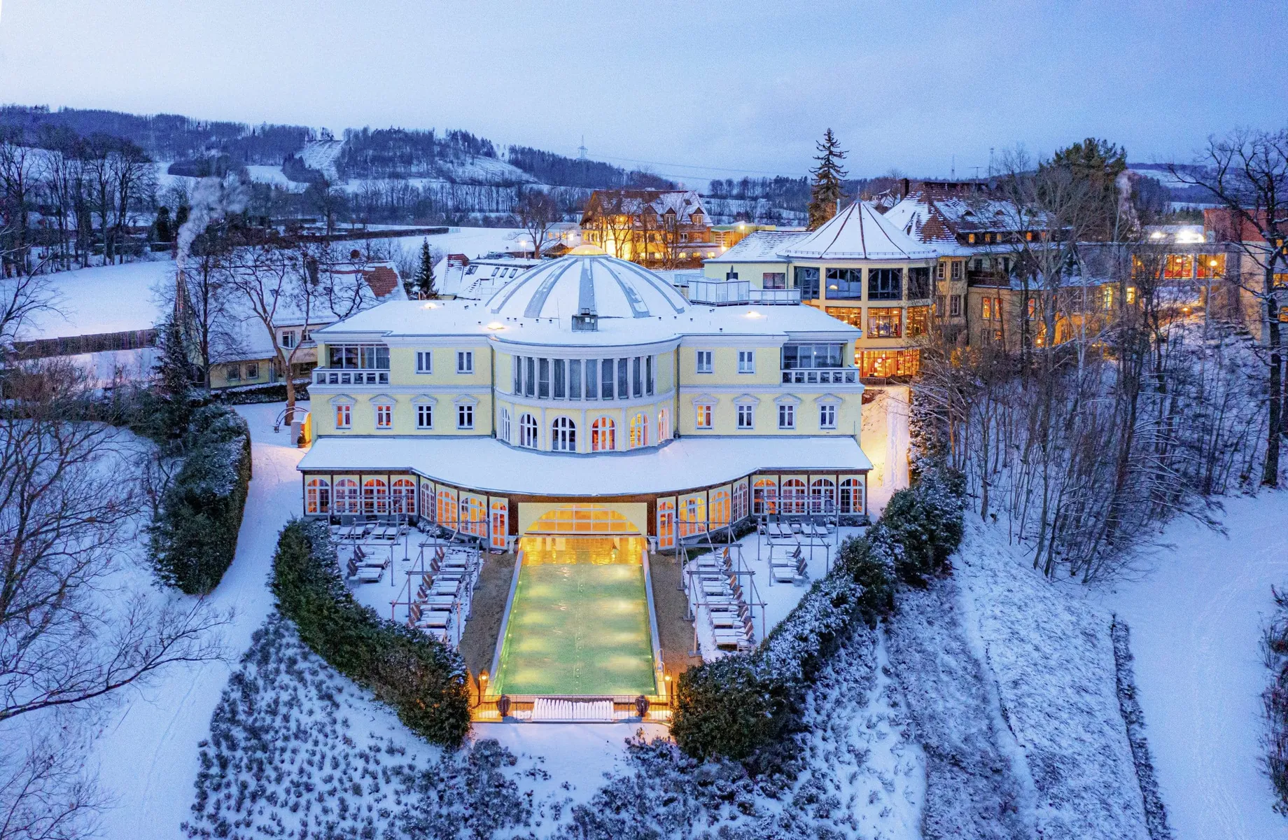 Außenansicht Hotel Bei Schumann im Winter mit Blick auf den Außenpool