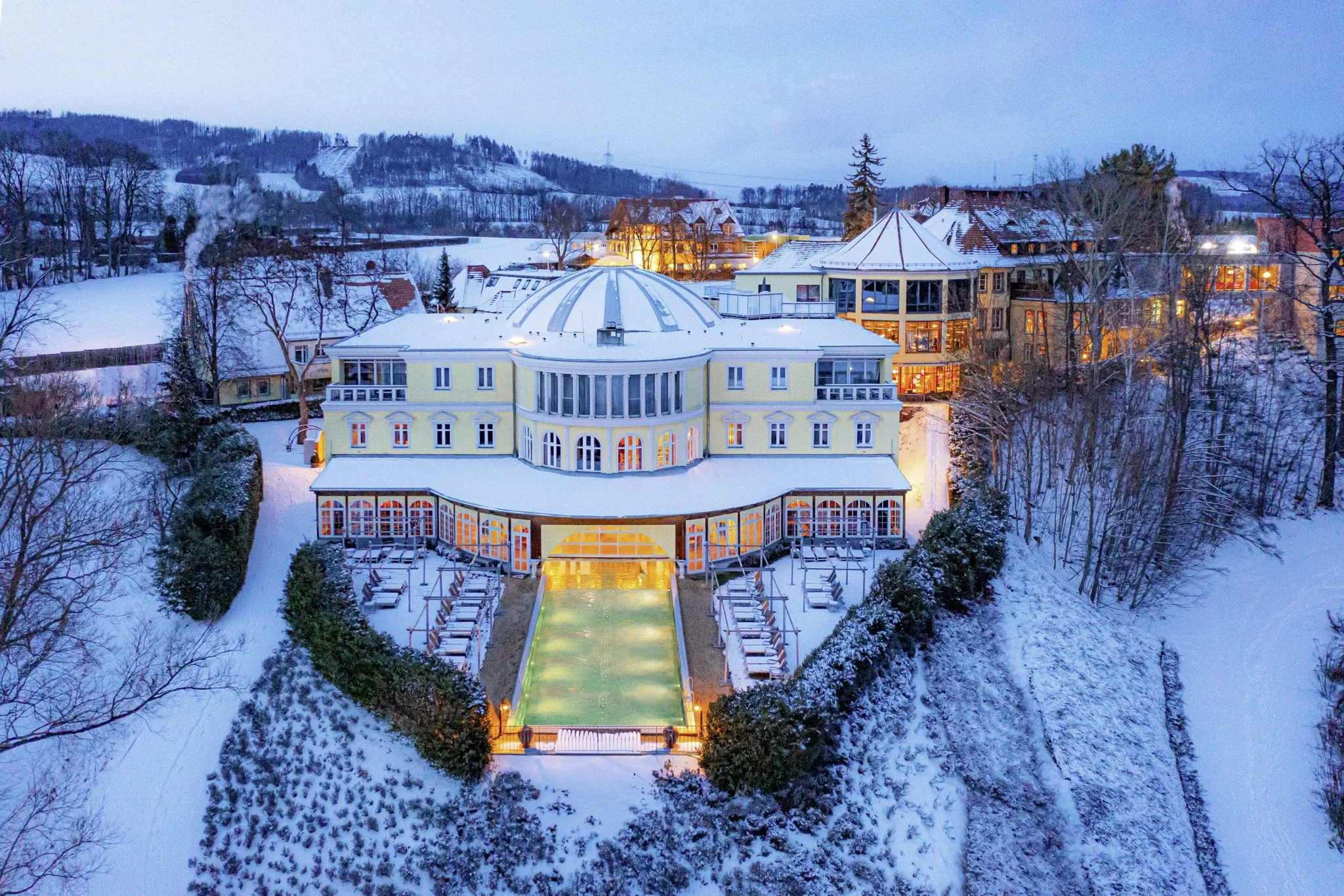 Außenansicht Hotel Bei Schumann im Winter mit Blick auf den Außenpool