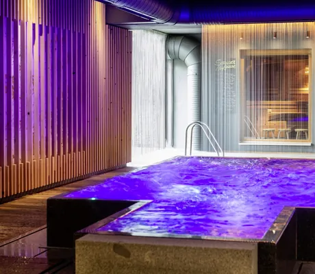 blubbernder Whirlpool indoor neben Holzpanelenwand im Bodenmaiser Hof