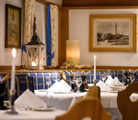 Gemütliche Restaurant-Stube mit eingedeckten Tischen und Fondue-Töpfen