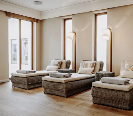 Ruheraum im Der Eisvogel mit Korbliegen und Holzstehlampen