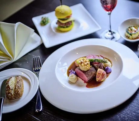 Entenbrustgericht auf weißem Teller mit Miniburger im Die Wutzschleife