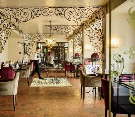 Restaurant im Die Wutzschleife mit Spiegelen an den Wänden und Kellner