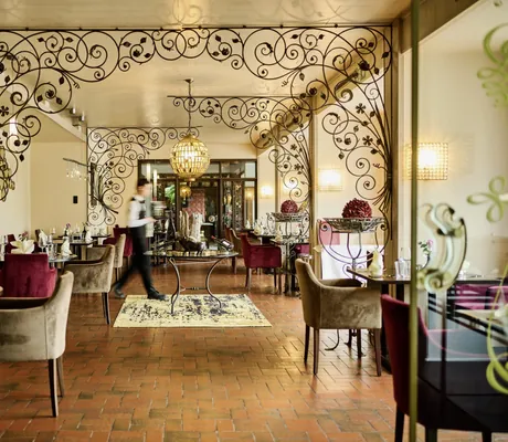 Restaurant im Die Wutzschleife mit Spiegelen an den Wänden und Kellner