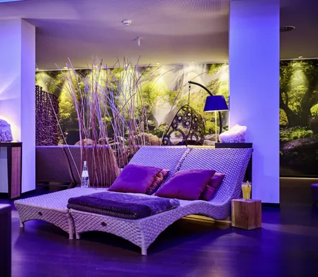 Ruheraum in Die Wutzschleife mit Korbliegen und Waldtapete im Hintergrund