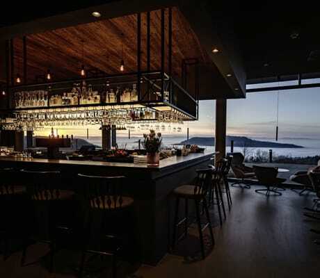 Bar im Luisenhöhe Gesundheitsresort in der Abenddämmerung mit Blick auf den See