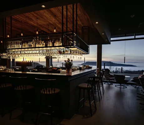 Bar im Luisenhöhe Gesundheitsresort in der Abenddämmerung mit Blick auf den See