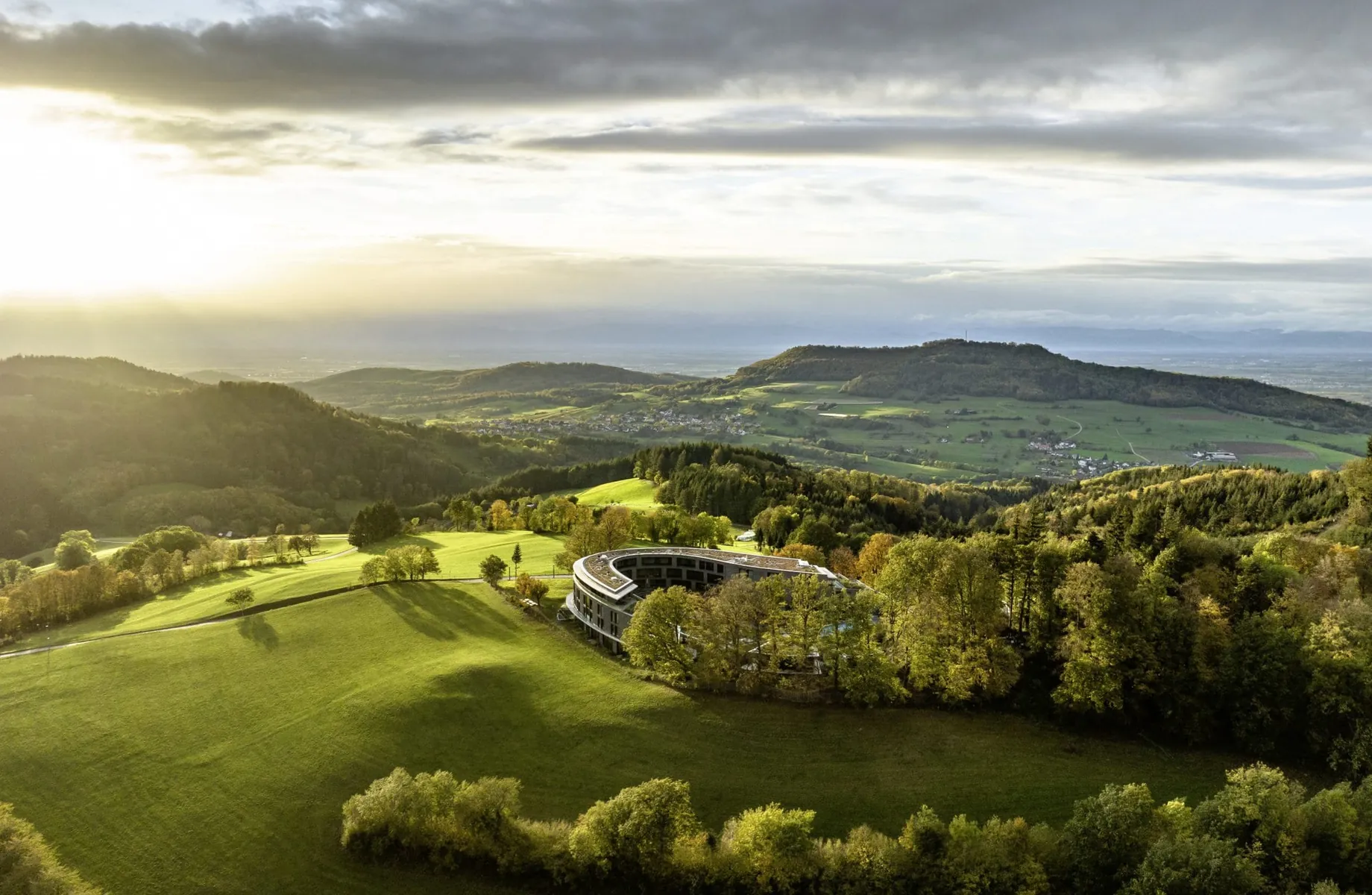 runder Bau des Luisenhöhe Gesundheitsresort eingebettet in die Wiesen und Wälder des Schwarzwaldes