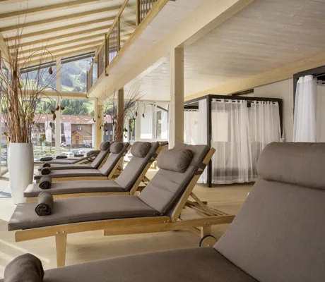 Ruheraum im Panoramahotel Oberjoch mit Holzliegen mit braunen Polstern