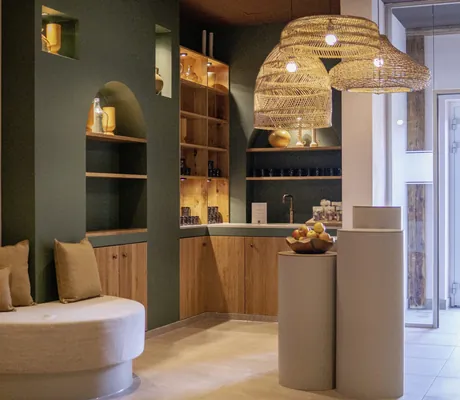 Erfrischungsecke im Spabereich des Panoramahotel Oberjoch mit grünen Wänden und Bastlampen