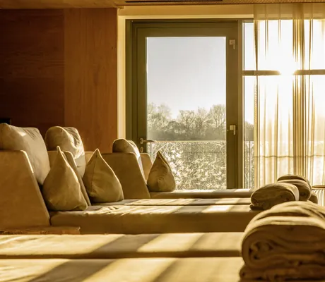 beige Ruhebetten mit Blick auf den verglasten Balkon im Pfalzblick Wald Spa Resort