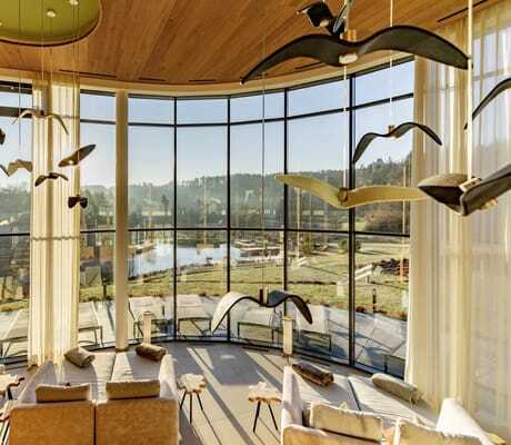 runder verglaster Ruheraum mit Lampen in Vogeloptik im Pfalzblick Wald Spa Resort