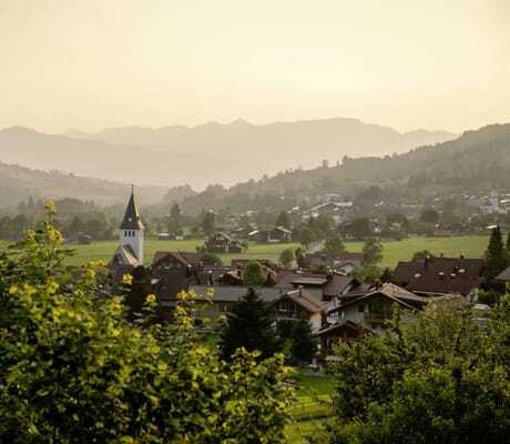 Aussicht auf Bad Hindelang und die Allgäuer Alpen im Abendrot im Hotel Prinz-Luitpold-Bad