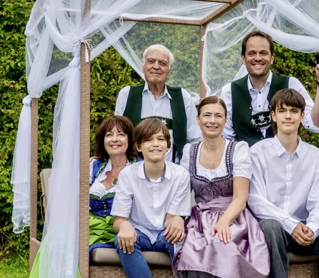 Familie Gross zusammen auf dem Daybed im Garten des Hotel Prinz-Luitpold-Bad