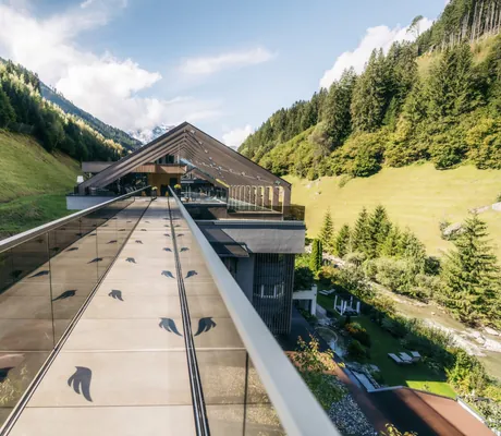 Steg zum Skypool im ZillergrundRock mit Blick in das Zillertal