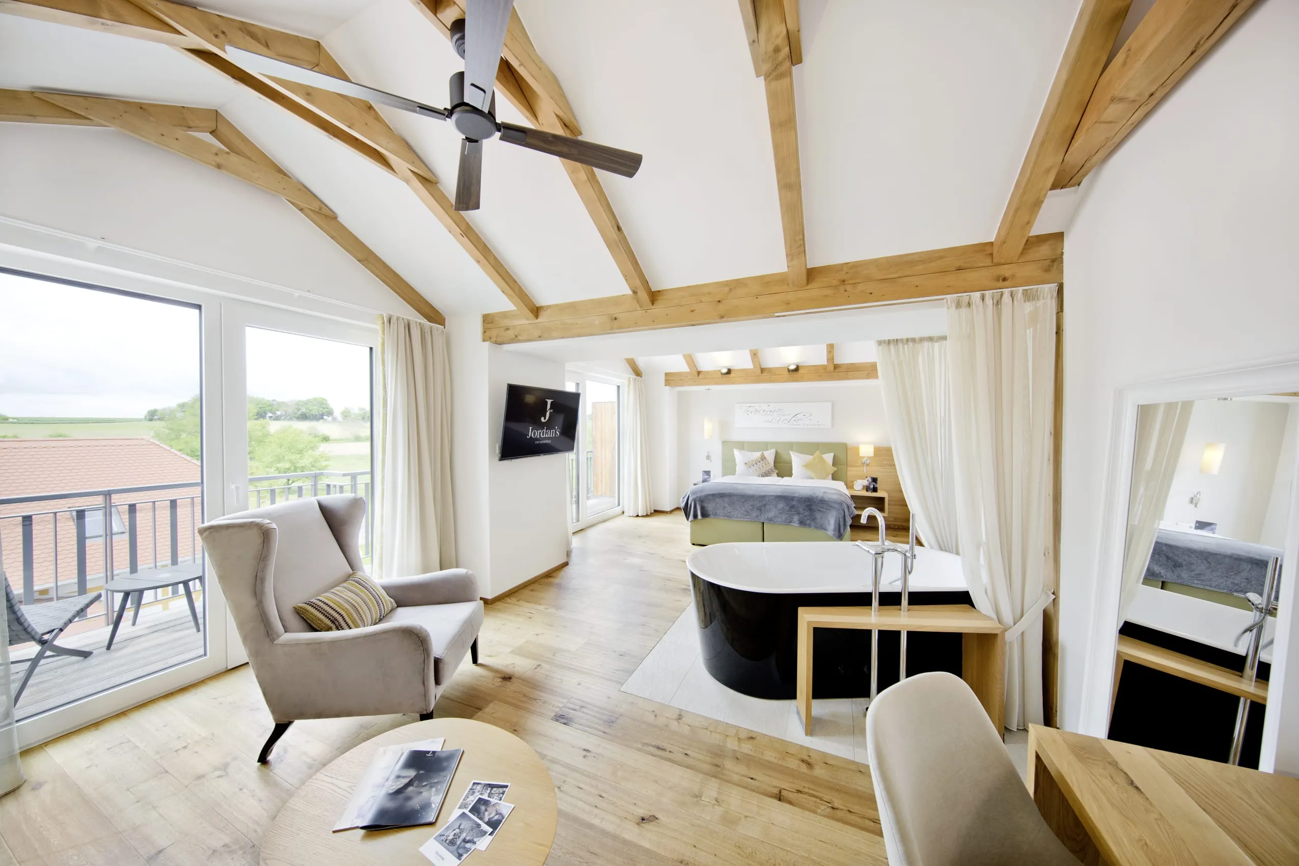 Spa-Suite Wolke7 mit freistehender schwarzer Wanne und Deckenventilator in Jordan's Unterm&uuml;hle