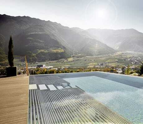 Outdoorpool im Preidlhof mit Whirlliegen und Blick auf die Ortlergruppe