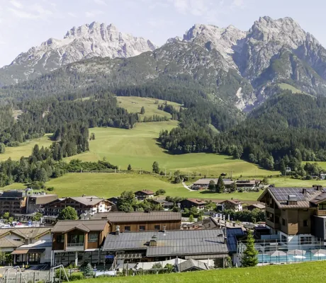 Außenansicht des Familienbereichs der Riederalm mit Familypool und Wasserrutsche