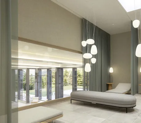 Ruehraum im Suvretta House mit grauen Liegen und großer Vase mit weißen Blüten